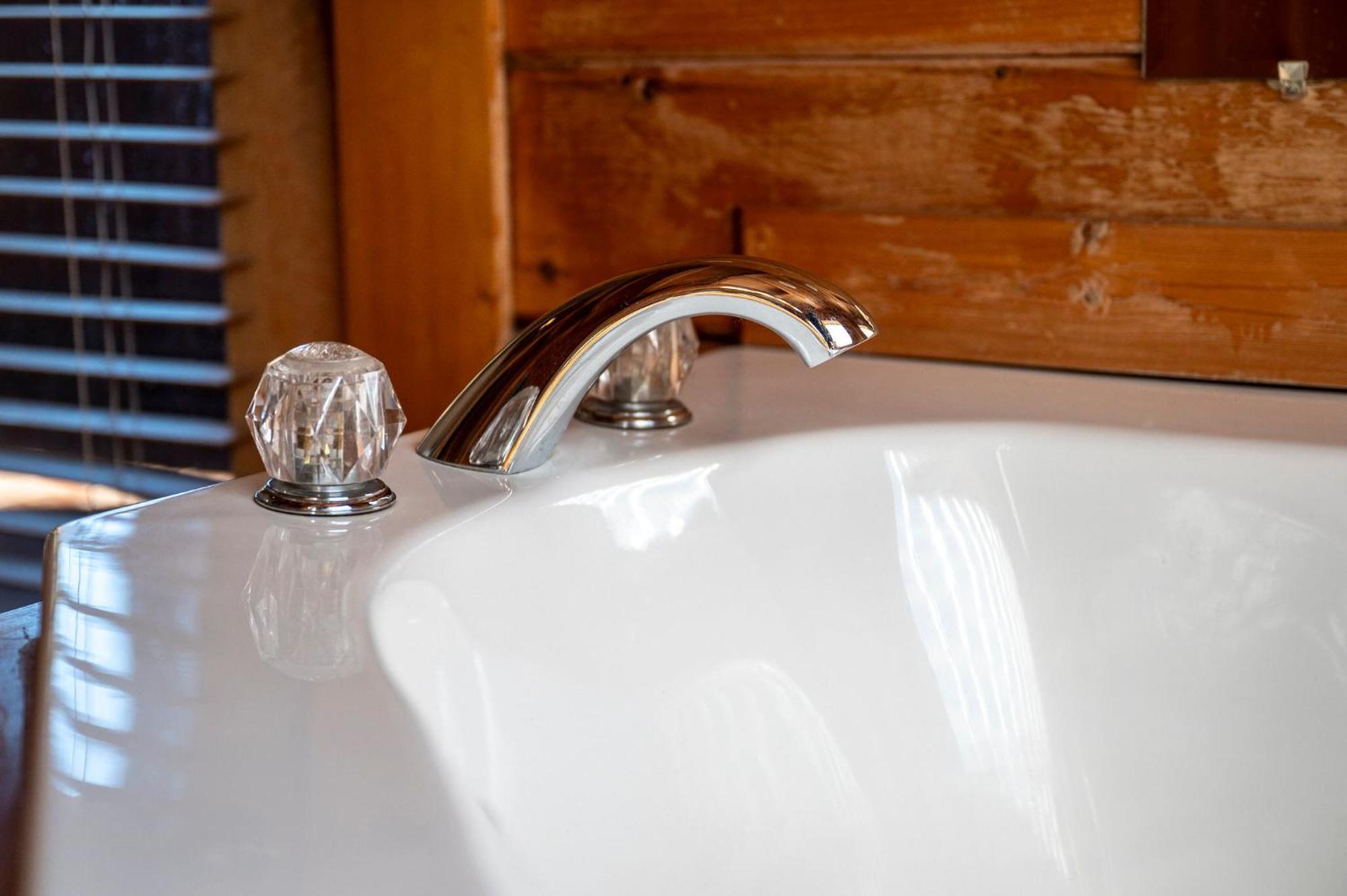 Bearfoot Pines - True Log Cabin - Wi-Fi, Hot Tub, Fishing, Deck With Views! - Mins To Pf سيفيرفيل المظهر الخارجي الصورة